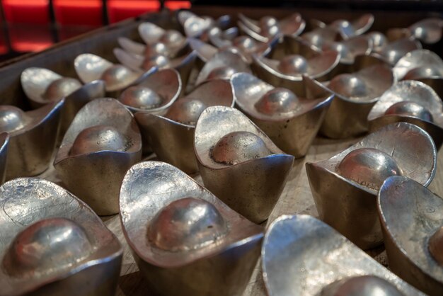 Lingotes de plata en la caja.