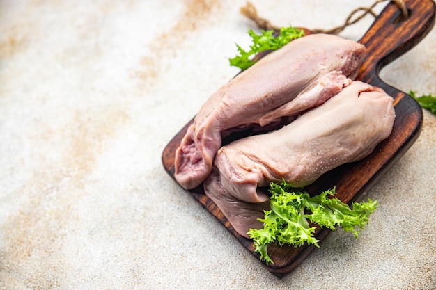 língua crua carne de porco refeição saudável comida lanche na mesa cópia espaço comida fundo rústico