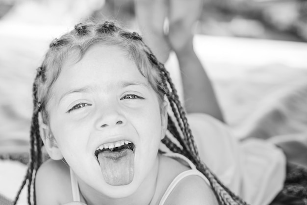 Língua de menina para fora Se divertindo ao ar livre Acampamento Criança adorável sorridente no acampamento Criança brincando na barraca Ki