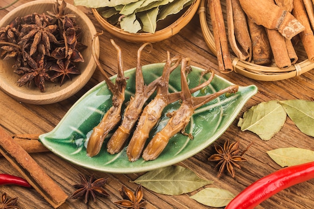 Língua de pato temperada com comida chinesa