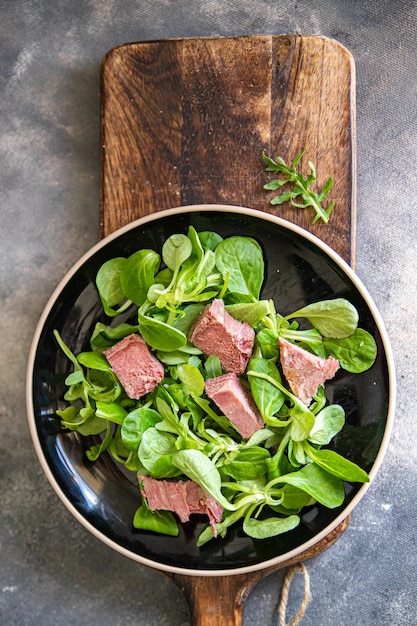 língua salada folhas verdes carne de porco mistura cozinha fresco saudável refeição comida lanche dieta na mesa