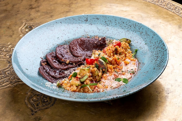 Línguas de vitela estufadas com bulgur Prato russo retro clássico