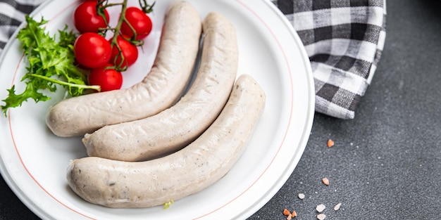 Linguiça branca crua linguiça weisswurst tempero refeição comida lanche na mesa cópia espaço comida