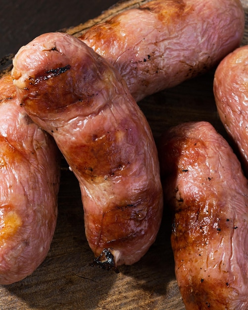 Linguiça de churrasco tradicional brasileira com marcas de grelha, mas que secaram com o tempo