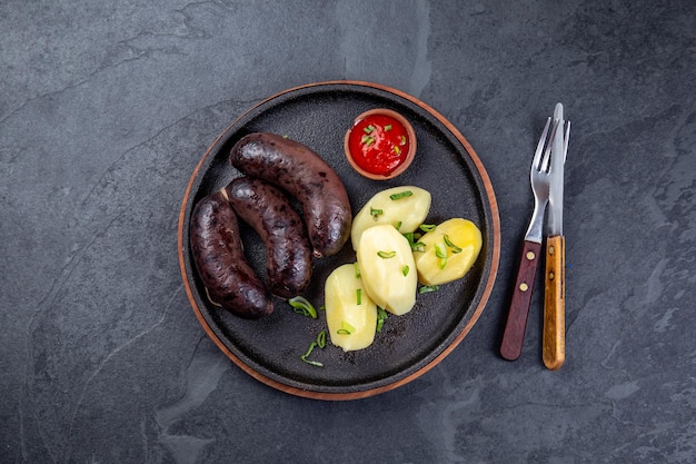 Linguiça de morcela espanhola e argentina com batatas e molho de pimenta