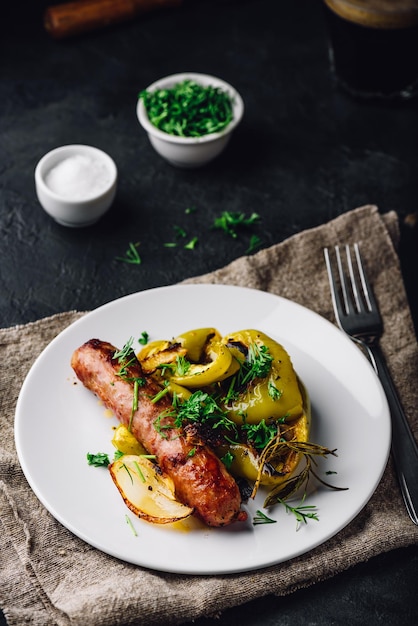 Linguiça de porco assada com pimentão verde cebola e ervas