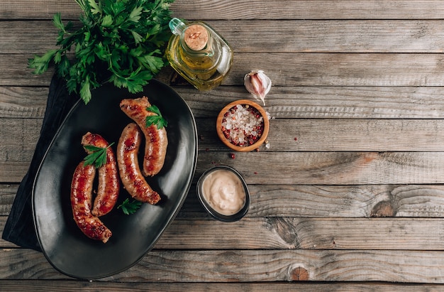 Linguiça frita com verduras na chapa preta