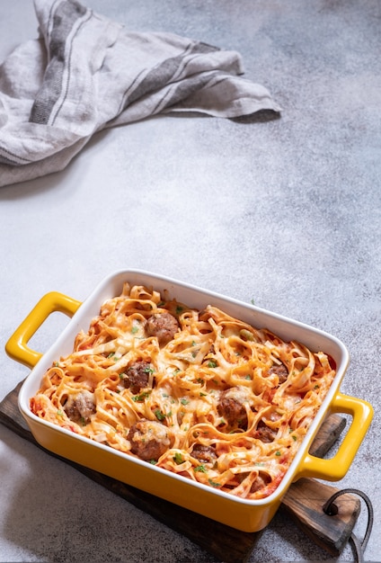 Linguine al horno con albóndigas, salsa de tomate y queso