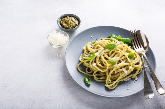 Linguine com pesto verde