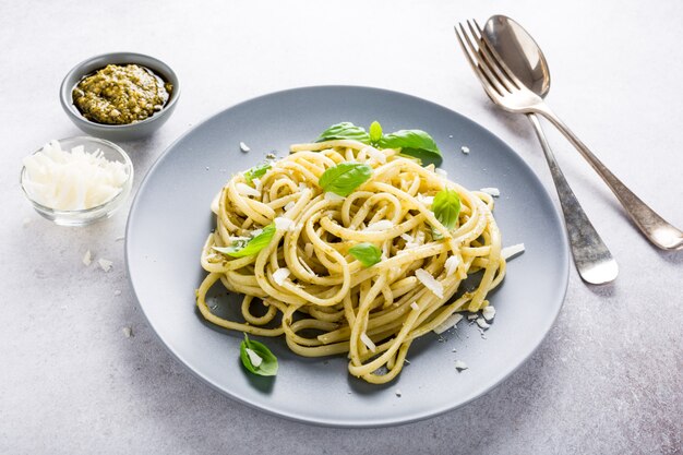 Linguine com pesto verde