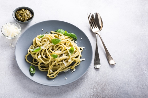 Linguine com pesto verde