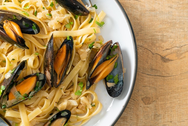 Linguine espaguetis pasta vongole salsa de vino blanco