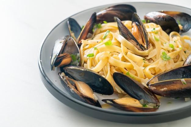 Linguine espaguetis pasta vongole salsa de vino blanco