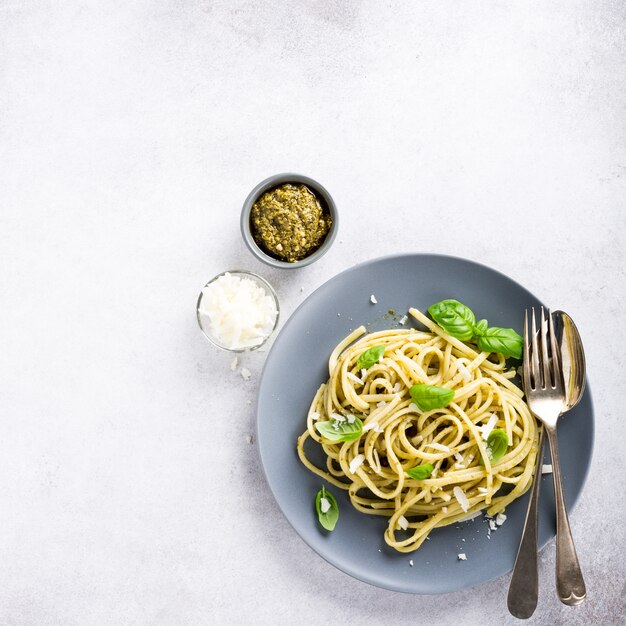 Linguine mit grünem Pesto