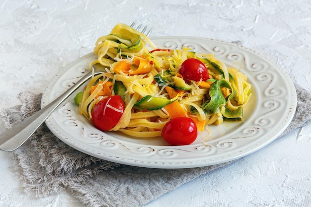 Linguine mit Zucchininudeln und Karottennudeln