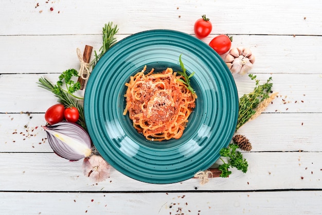 Linguine Pasta mit Tomaten auf einem hölzernen Hintergrund Italienische Küche Draufsicht Kopieren Sie Platz