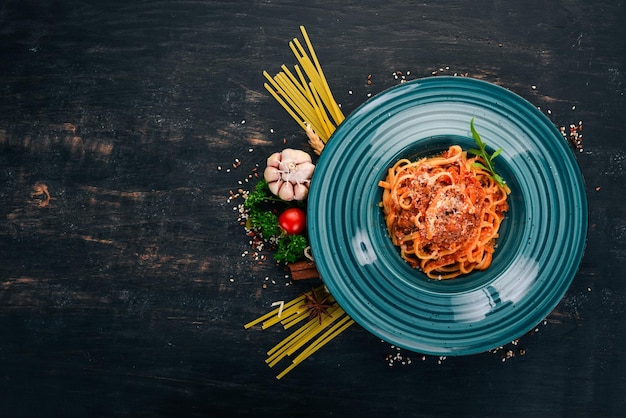 Linguine Pasta mit Tomaten auf einem hölzernen Hintergrund Italienische Küche Draufsicht Kopieren Sie Platz