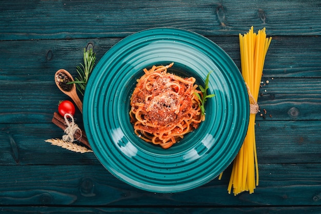 Linguine Pasta con tomates Sobre un fondo de madera Cocina italiana Vista superior Espacio de copia