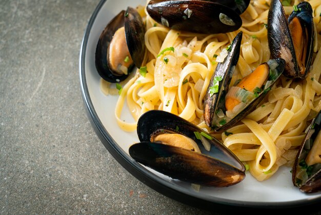 linguine spaghetti pasta vongole molho de vinho branco - massa italiana de frutos do mar com amêijoas e mexilhões