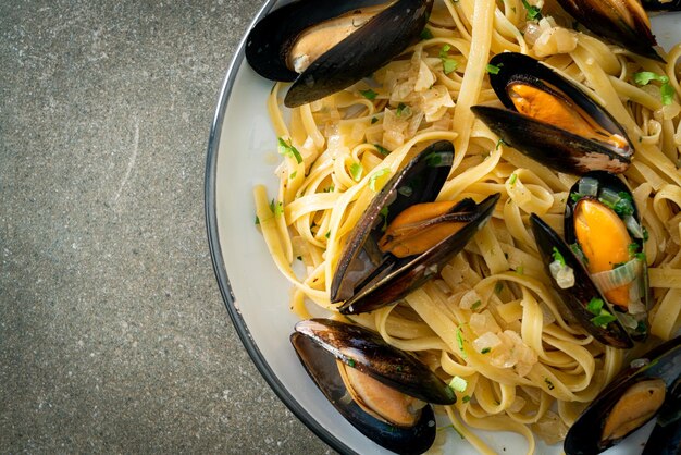 Linguine Spaghetti Pasta Vongole Weißweinsauce - Italienische Meeresfrüchte Pasta mit Venusmuscheln und Miesmuscheln