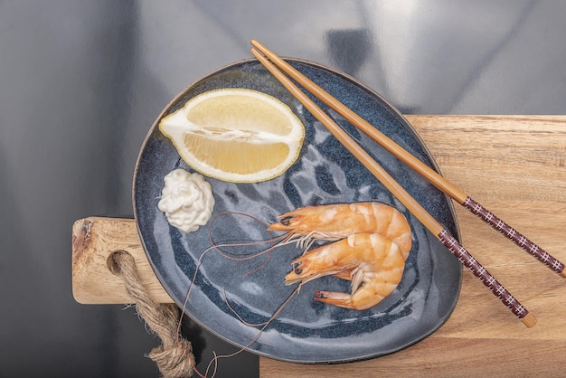 Linguini de camarones en un tenedor, aislado sobre fondo blanco.