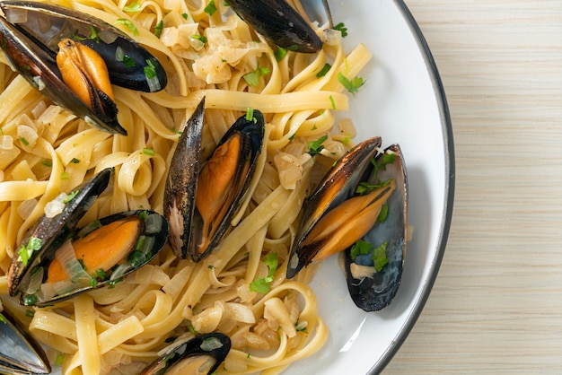 linguini espaguetis pasta vongole salsa de vino blanco - pasta italiana con mariscos con almejas y mejillones