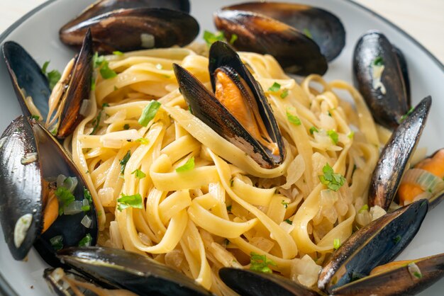 linguini espaguetis pasta vongole salsa de vino blanco - pasta italiana con mariscos con almejas y mejillones