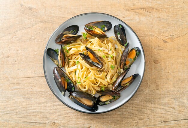 linguini espaguetis pasta vongole salsa de vino blanco - pasta italiana con mariscos con almejas y mejillones