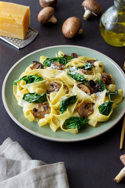 Linguini-Nudeln mit Champignons, Spinat und Käse Gesunde Ernährung Vegetarisches Essen Italienische Küche