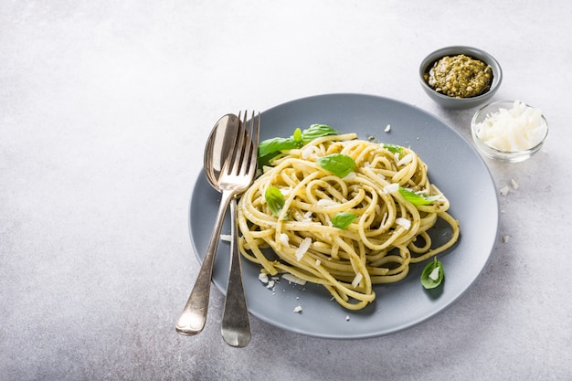 Linguini con pesto verde