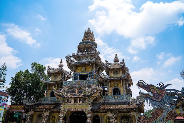 Linh Phuoc Pagoda en Da Lat Vietnam Dalat famoso templo de cristal de porcelana budista Linh Phuoc Pagoda en Dalat Vietnam también llamada Dragon Pagoda