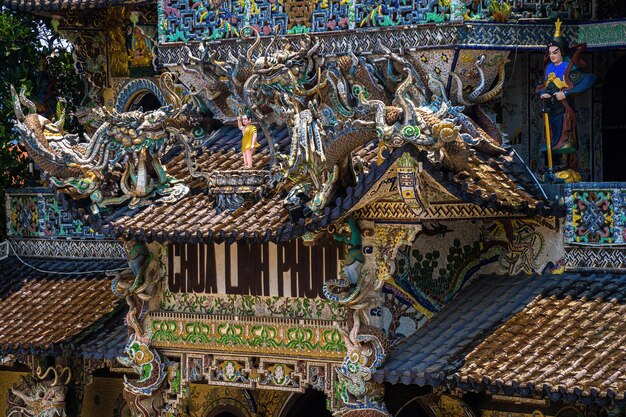 Linh Phuoc Pagoda en Da Lat Vietnam Dalat famoso templo de cristal de porcelana budista Linh Phuoc Pagoda en Dalat Vietnam también llamada Dragon Pagoda