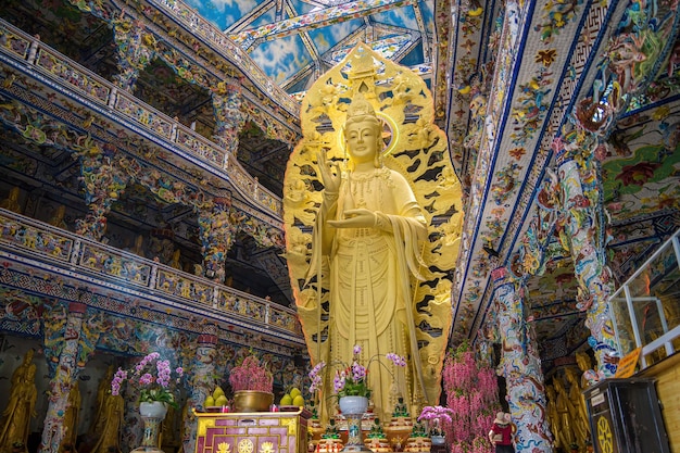 Linh Phuoc Pagoda em Da Lat Vietnam Dalat39s famoso marco budista porcelana vidro templo estátua Golden Guanyin em Linh Phuoc Pagoda também é conhecido como Ve Chai Pagoda