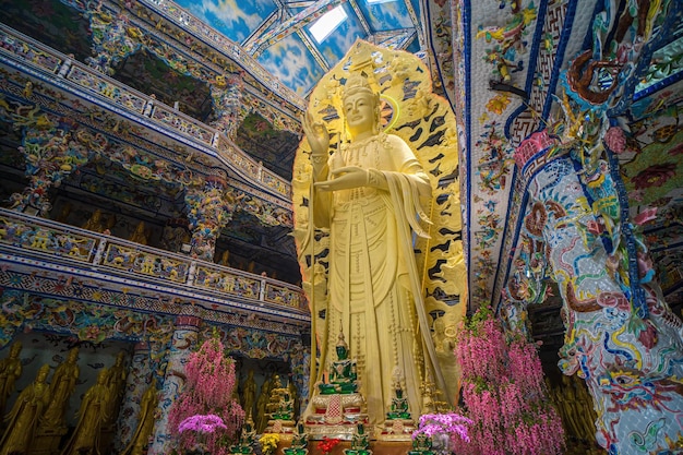 Linh Phuoc Pagoda em Da Lat Vietnam Dalat39s famoso marco budista porcelana vidro templo estátua Golden Guanyin em Linh Phuoc Pagoda também é conhecido como Ve Chai Pagoda