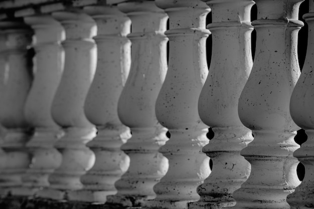 Foto linha abstrata de colunas arquitetônicas brancas feitas de close-up de pedra, imagem em preto e branco