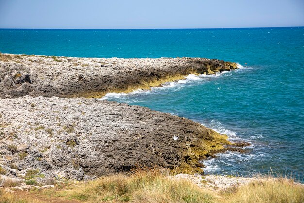 Linha azul de água do mar calma e costa de pedra calcária do Adriático