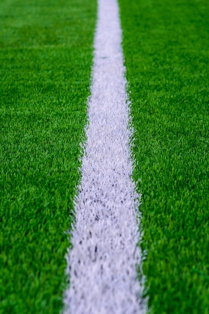 Linha branca na grama verde de um campo de futebol