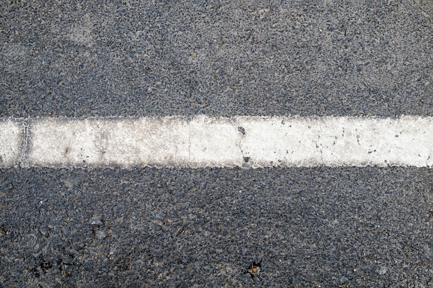 Linha branca na textura de estrada de asfalto