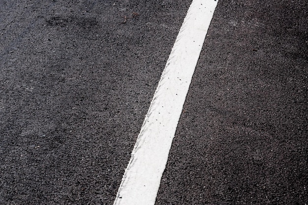 Linha branca no novo detalhe do asfalto Rua com textura de linha branca