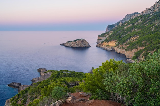 Linha costeira em Port de Soller ao pôr do sol na ilha de Maiorca Mar Mediterrâneo Ilhas Baleares