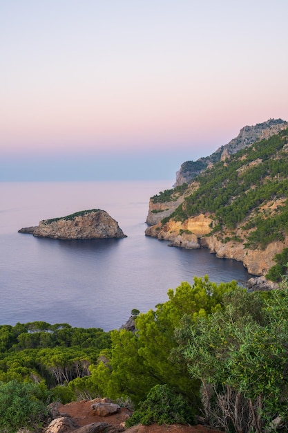 Linha costeira em Port de Soller ao pôr-do-sol Porto para iates Ilha de Maiorca Ilhas Baleares