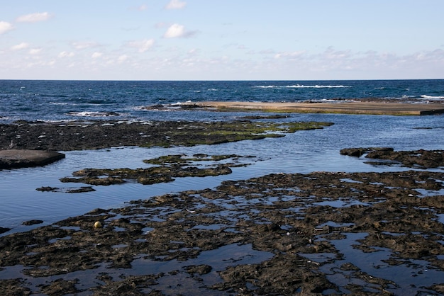 Linha costeira formada pela atividade vulcânica na costa de Ogi, na província de Niigata, na ilha de Sado, no Japão