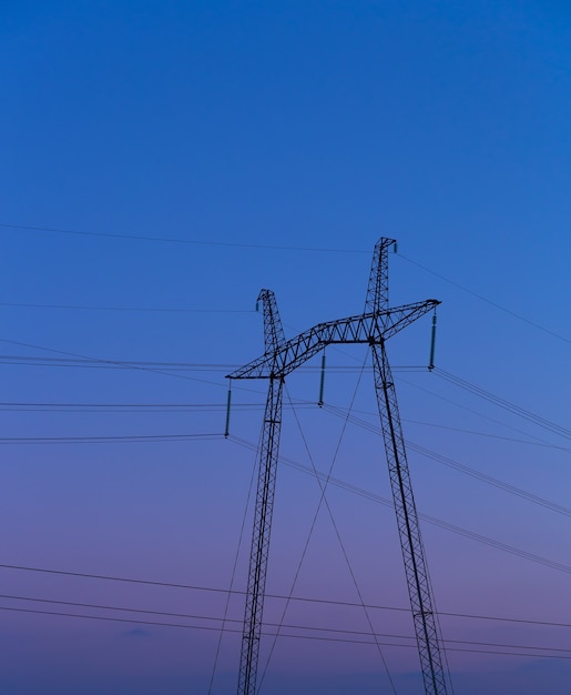 Linha de alta tensão contra o céu azul