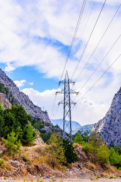 Linha de alta tensão em canyon não muito longe da cidade de kemer. província de antalya, turquia