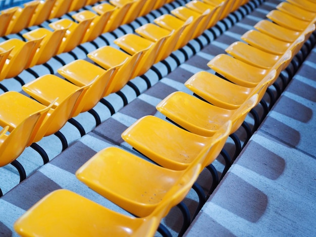 Foto linha de arquibancadas amarelas no estádio