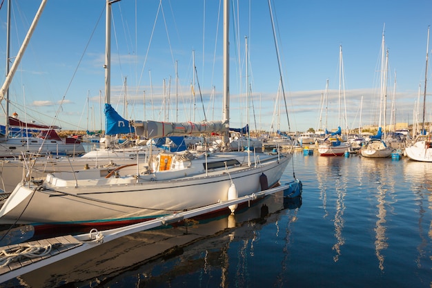 Linha de barcos flutuando na água