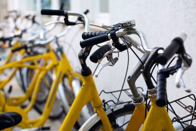 Foto linha de bicicletas estacionadas.