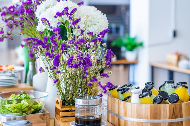 Linha de buffet de café da manhã orgânico cru coloque na garrafa de bebida de suco