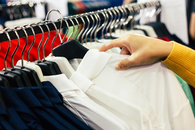 Linha de camisas em ganchos
