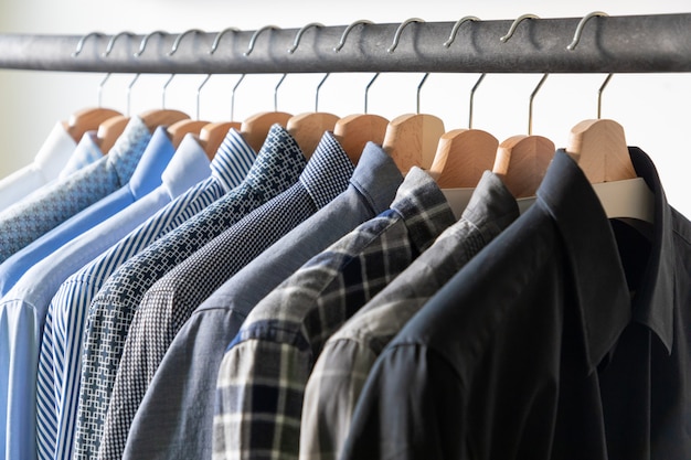 Linha de camisas masculinas nas cores azuis em cabide